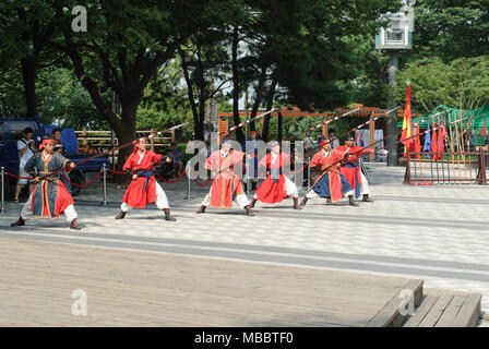 SEOUL, Corea del Sud - Agosto 14, 2008: spettacolo di arti marziali al Parco di Namsan in Seoul. Namsan è la montagna si trova nel centro della città di Seoul e f Foto Stock