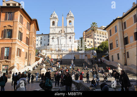 Roma, Italia - 22 gennaio 2010: Scalinata di piazza di Spagna sono le scale in Roma, Italia. La base della scalinata si trova la piazza di Spagna, Piazza di Spagna in inglese Foto Stock