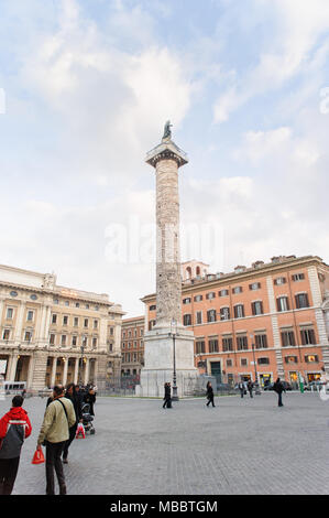 Roma, Italia - 24 gennaio 2010: Colonna di Traiano (Colonna Traiana in italiano) è un romano colonna trionfale per commenmorates emepror romano in Roma, Italia Foto Stock