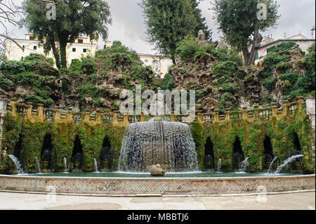 TIVOLI, Italia - 28 gennaio 2010: Fontana dell'Ovato è una famosa fontana a Villa d'Este a Tivoli, vicino Roma, Italia. Foto Stock