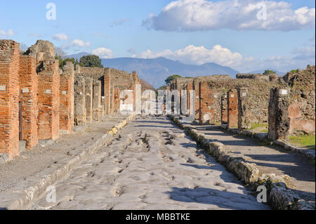 Napoli, Italia - 19 gennaio 2010: vista sulla strada della città di Pompei in Campania, Italia. Pompei è un rudere di antico città romana nei pressi di Napoli in Italia. Foto Stock