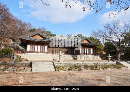 Seoul, Corea del Sud - 4 Dicembre 2015: Geungnakjeon(la sala del paradiso) in Gilsangsa tempio che è stato aperto dal monaco Beopjeong nel 1997. Esso appartiene alla Foto Stock