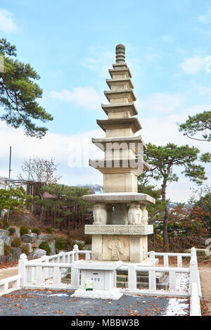 Seoul, Corea del Sud - 4 Dicembre 2015: Gilsang sette piani pagoda in Gilsangsa tempio il tempio fu inaugurato dal monaco Beopjeong nel 1997. Essa appartiene al Jog Foto Stock