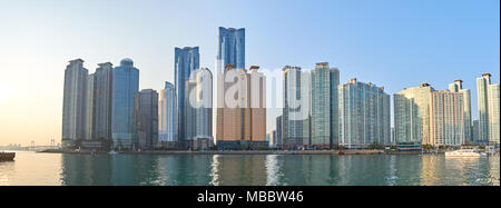 Busan, Corea - 23 Gennaio 2016: Marine City, Marine City è un hotel di lusso e la prestigiosa area residenziale costruito sulla baia Suyeong terreni bonificati in ha Foto Stock