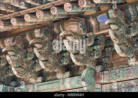 Paju, Corea - Gennaio 1, 2016: tetto Sistema di supporto di Daeungbojeon, sala principale nel tempio Bogwangsa. Esso è stato costruito dal grande monaco Doseonguksa durante t Foto Stock