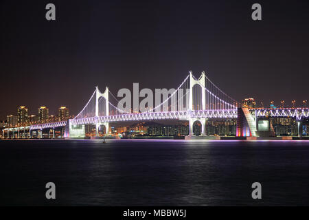 Busan, Corea - Gennaio 21, 2016: Gwangandaegyo. Si tratta di un grande ponte di sospensione e un punto di riferimento collocato in Busan, Corea. Il ponte collega Haeundae dis Foto Stock