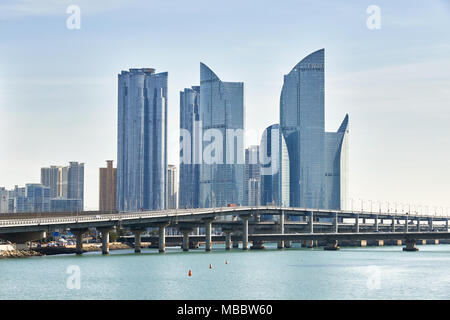 Busan, Corea - Gennaio 22, 2016: Marine City è un hotel di lusso e la prestigiosa area residenziale costruito sulla baia Suyeong terreni bonificati in Haeundae distri Foto Stock