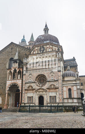 Bergamo, Italia - 23 Febbraio 2016: la facciata della Basilica di Santa Maria Maggiore. La chiesa è di stile romanico con un interno dorato appeso con Foto Stock