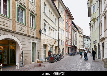 Bolzano, Italia - 22 Febbraio 2016: vista Village street in Bolzano. La città è la capitale della provincia del sud Tirolo e di gran lunga il larg Foto Stock