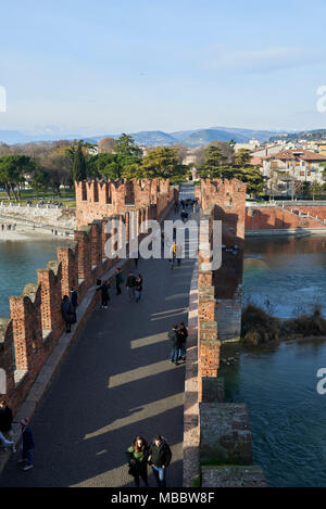 Verona, Italia - Febbraio 20, 2016: Ponte di Castel Vecchio (Ponte Scaligero), un ponte fortificato a Verona, Italia settentrionale, oltre il fiume Adige. È Foto Stock