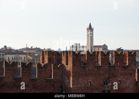 Verona, Italia - Febbraio 20, 2016: Ponte di Castel Vecchio (Ponte Scaligero), un ponte fortificato a Verona, Italia settentrionale, oltre il fiume Adige. È Foto Stock