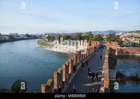 Verona, Italia - Febbraio 20, 2016: Ponte di Castel Vecchio (Ponte Scaligero), un ponte fortificato a Verona, Italia settentrionale, oltre il fiume Adige. È Foto Stock