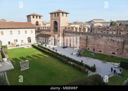 Verona, Italia - Febbraio 20, 2016: Museo di Castelvecchio, un museo situato nell'omonimo castello medievale. Il museo espone una collezione di sculptu Foto Stock