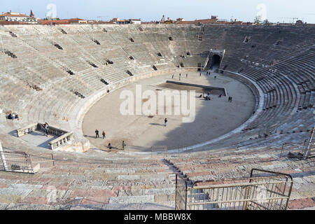 Verona, Italia - Febbraio 20, 2016: Arena di Verona, un anfiteatro romano in Piazza Bra, costruito nel 1 ° secolo. È ancora in uso oggi e a livello internazionale Foto Stock