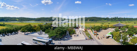 Paju, Corea - 13 Settembre 2016: il paesaggio del fiume Imjin, vista dalla costruzione di osservazione nel parco Imjingak. Il parco ha molte statue e mouments ri Foto Stock