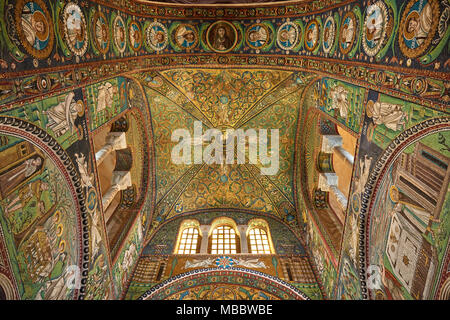 Ravenna, Italia - Febbraio 18, 2016: Interno della Basilica di San Vitale, che ha importanti esempi di paleocristiano di arte bizantina e architettura. Foto Stock