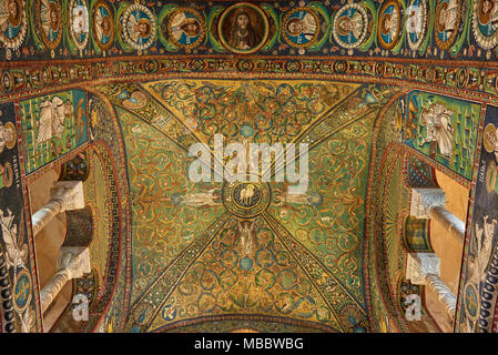 Ravenna, Italia - Febbraio 18, 2016: Interno della Basilica di San Vitale, che ha importanti esempi di paleocristiano di arte bizantina e architettura. Foto Stock