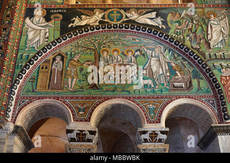 Ravenna, Italia - Febbraio 18, 2016: Interno della Basilica di San Vitale, che ha importanti esempi di paleocristiano di arte bizantina e architettura. Foto Stock