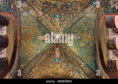 Ravenna, Italia - Febbraio 18, 2016: Interno della Basilica di San Vitale, che ha importanti esempi di paleocristiano di arte bizantina e architettura. Foto Stock