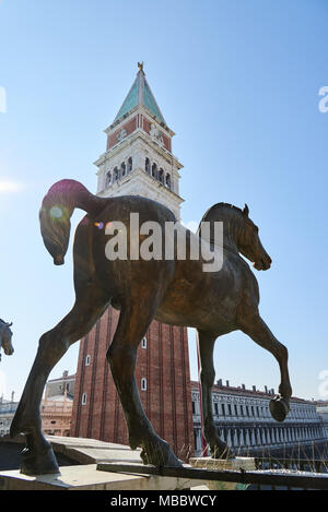 Venezia, Italia - Febbraio 19, 2016: I Cavalli di San Marco, una replica della quadriga trionfale. Essa è posta sulla facciata, sulla loggia sopra il portico Foto Stock