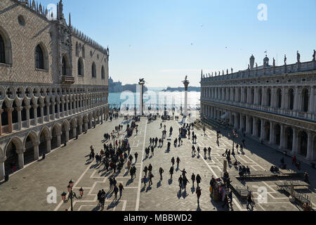 Venezia, Italia - Febbraio 19, 2016: Piazza San Marco a Venezia. Venezia è famosa per le sue impostazioni, Architecture e opere d'arte. Una parte di Venezia è resignat Foto Stock