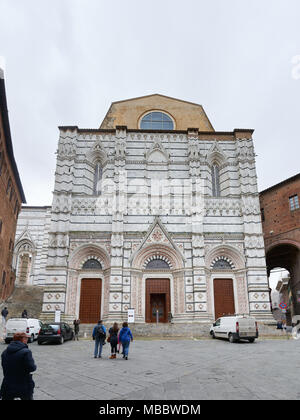 Siena, Italia - Febbraio 16, 2016: il Battistero di San Giovanni (il Battistero di San Giovanni), un edificio religioso in prossimità della estremità del coro del duomo di Si Foto Stock