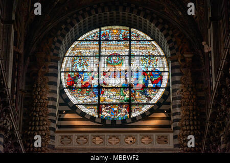 Siena, Italia - Febbraio 16, 2016: Vetrata del Duomo di Siena (Santa Maria Assunta), una chiesa medievale costruita in stile romanico e Italiana G Foto Stock