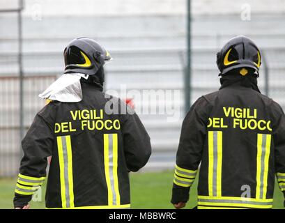 Vigili del fuoco italiani con uniforme con la scritta vigili del fuoco fare il servizio di sicurezza nello stadio durante l'evento sportivo Foto Stock