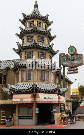 Los Angeles, CA, Stati Uniti d'America - Aprile 5, 2018: Pagoda di HopLouie bar a cental Chinatown contro il cielo d'argento. Carpenter lavora sul lato. Foto Stock