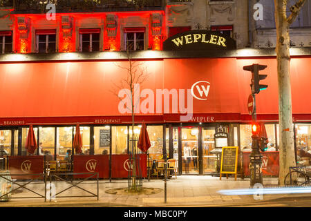 Wepler, il più grande oyster house di Parigi, situato tra il quartiere di Montmartre e Pigalle, questa brasserie rimane un must per gli amanti di Parigi. Foto Stock