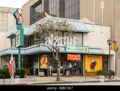 Los Angeles, CA, Stati Uniti d'America - Aprile 5, 2018: Phoenix panificio a Chinatown come piccolo edificio tra alta sorge. Scena di strada con struttura ad albero e lanterna di fronte. Foto Stock