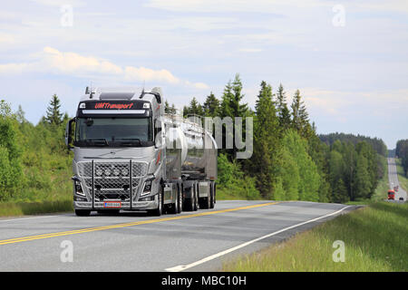 HUMPPILA, Finlandia - 16 giugno 2017: Argento Volvo FH16 autobotte di UM Ab di trasporto merci cale lungo l'autostrada su una bella giornata attraverso estate finlandese Foto Stock