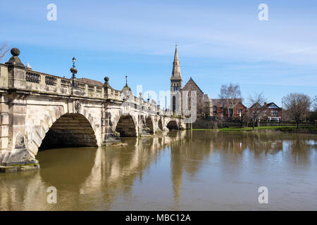 L'inglese ponte sopra il fiume Severn con livello di acqua alta. Shrewsbury, Shropshire, West Midlands, Inghilterra, Regno Unito, Gran Bretagna Foto Stock