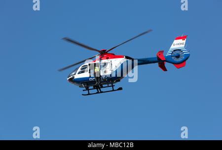 Hubschrauber der Hamburger Polizei bei einer Vorführung während des Hafengeburtstages Foto Stock