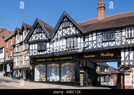 I conciatori commercianti di vino negozio di vendita vini locali in bianco e nero e bianco edificio con travi di legno. Wyle Cop, Shrewsbury, Shropshire, West Midlands, England, Regno Unito Foto Stock