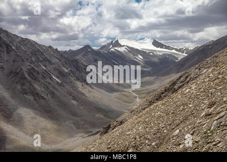 Queste montagne brulle sono visibili dalla strada al Khardung pass (più in alto in India) e l'immagine è stata scattata a oltre 5000m (17.000 piedi) alto Foto Stock