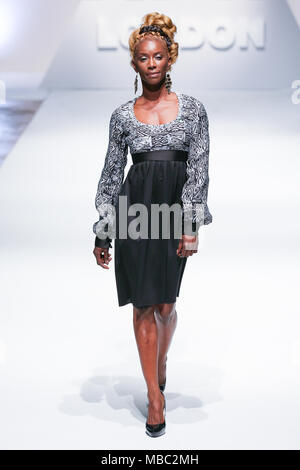 Londra, UK, agosto 2014, designer Ade Bakare ha presentato la sua nuova collezione in Africa la settimana della moda di Londra 2014. Mariusz Goslicki/Alamy Foto Stock