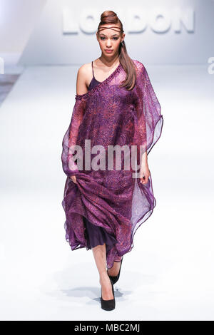 Londra, UK, agosto 2014, designer Ade Bakare ha presentato la sua nuova collezione in Africa la settimana della moda di Londra 2014. Mariusz Goslicki/Alamy Foto Stock