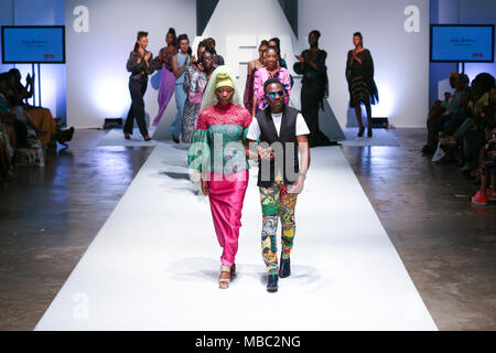 Londra, UK, agosto 2014, designer Ade Bakare ha presentato la sua nuova collezione in Africa la settimana della moda di Londra 2014. Mariusz Goslicki/Alamy Foto Stock