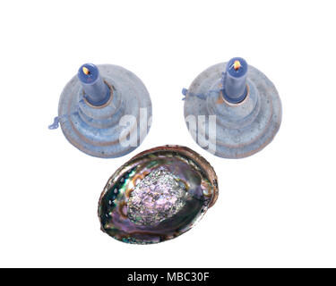 Argilla blu Candeliere in ceramica blu, candela e lucidato rainbow abalone shell isolata su sfondo bianco Foto Stock