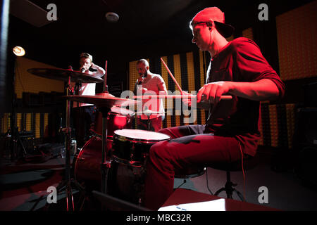 La banda di riproduzione di musica in studio di registrazione Foto Stock