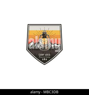 Campeggio e escursionismo vintage badge. Mountain explorer etichetta. Outdoor adventure logo design con lanterna. Viaggi e hipster vintage badge. Deserto campeggio emblema. Vettore di stock di patch Illustrazione Vettoriale