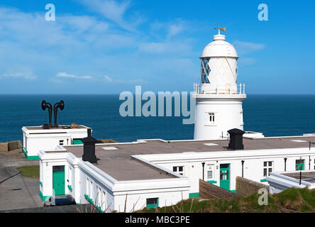 Pendeen faro sulla costa atlantica in West Cornwall, Inghilterra, Regno Unito. Foto Stock