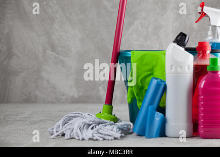 Materiali per la pulizia su sfondo grigio Foto Stock