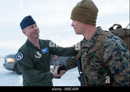 Air Force Col. Mark Schmidt, direttore delle operazioni di comando in Alaska, saluta la visita U.S. Marines con lo scopo speciale Marine-Air-Massa Force-Arctic attività di bordo 18 come essi arrivano a base comune Elmendorf-Richardson, Alaska, Feb 13, 2018. I marines sono a JBER a sostegno di Arctic Edge 2018, una biennale su grande scala, joint-esercizio che prepara e prove il militare degli Stati Uniti è la sua capacità di operare tatticamente nel freddo estremo-Condizioni meteorologiche rilevate in ambienti artici. Sotto l'autorità del North American Aerospace Defense e U.S. Comando Nord, più di 1500 particip Foto Stock