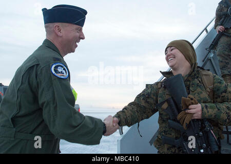 Air Force Col. Mark Schmidt, direttore delle operazioni di comando in Alaska, saluta la visita U.S. Marines con lo scopo speciale Marine-Air-Massa Force-Arctic attività di bordo 18 come essi arrivano a base comune Elmendorf-Richardson, Alaska, Feb 13, 2018. I marines sono a JBER a sostegno di Arctic Edge 2018, una biennale su grande scala, joint-esercizio che prepara e prove il militare degli Stati Uniti è la sua capacità di operare tatticamente nel freddo estremo-Condizioni meteorologiche rilevate in ambienti artici. Sotto l'autorità del North American Aerospace Defense e U.S. Comando Nord, più di 1500 particip Foto Stock