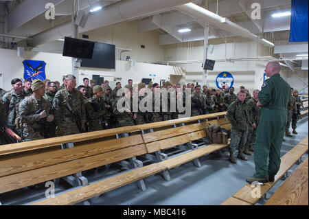 Air Force Col. Mark Schmidt, destra, direttore delle operazioni per il comando in Alaska, accoglie con favore la visita U.S. Marines con lo scopo speciale Marine-Air-Massa Force-Arctic attività di bordo 18 come essi arrivano a base comune Elmendorf-Richardson, Alaska, Feb 13, 2018. I marines sono a JBER a sostegno di Arctic Edge 2018, una biennale su grande scala, joint-esercizio che prepara e prove il militare degli Stati Uniti è la sua capacità di operare tatticamente nel freddo estremo-Condizioni meteorologiche rilevate in ambienti artici. Sotto l'autorità del North American Aerospace Defense e U.S. Comando Nord, più di 1500 Foto Stock