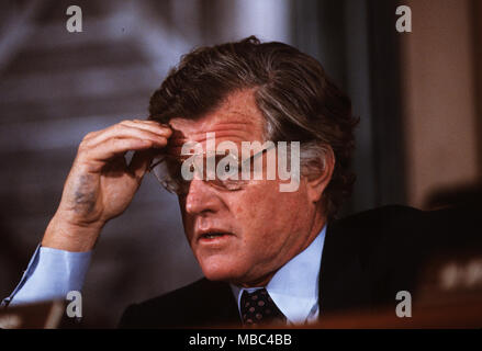 Washington, DC 1984/03/01 Il senatore Edward Kennedy all'audizione di conferma per Ed Meese per essere Procuratore generale. Fotografia di Dennis Brack bb22 Foto Stock