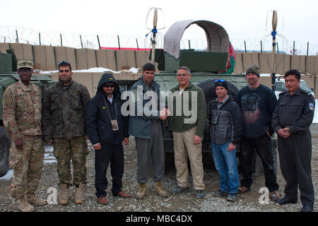 GARDEZ, Afghanistan (feb. 13, 2018) - Task Force sud-est consulente di polizia Team (PAT) Counter-Improvised dispositivo esplosivo (C-IED) e consulente tecnico Master Sgt. Michael Holloway (sinistra), forze di polizia professionali (LEP) Rick Ray (il quarto da destra), JET (Joint Expeditionary Team) membro Michael Crosby (il terzo da destra) , Symphony contatore elettronico misura (l'ECM) Campo di sistema Servizi rappresentante (FSR) Robert Eggleston (secondo da destra), tutti gli specialisti in C-IED ed esplosivo ordinanza smaltimento (EOD), condurre una chiave-leader-innesto con la polizia nazionale afgana 303zona Vice Engineer Foto Stock