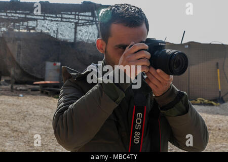 Un membro della Raqqa alla forza di sicurezza interna delle pratiche di scattare le foto durante la fotografia di base della formazione nei pressi di Ayn Issa, Siria, 14 febbraio, 2018. Questa formazione fa parte del complesso di Combined Joint Task Force - Funzionamento inerenti risolvere potenziata la capacità dei partner di missione che si concentra sulla formazione per migliorare la capacità di protezione all'interno della nazione. CJTF-funzione OIR è la coalizione globale per sconfiggere ISIS in Iraq e la Siria. (U.S. Esercito Foto Stock